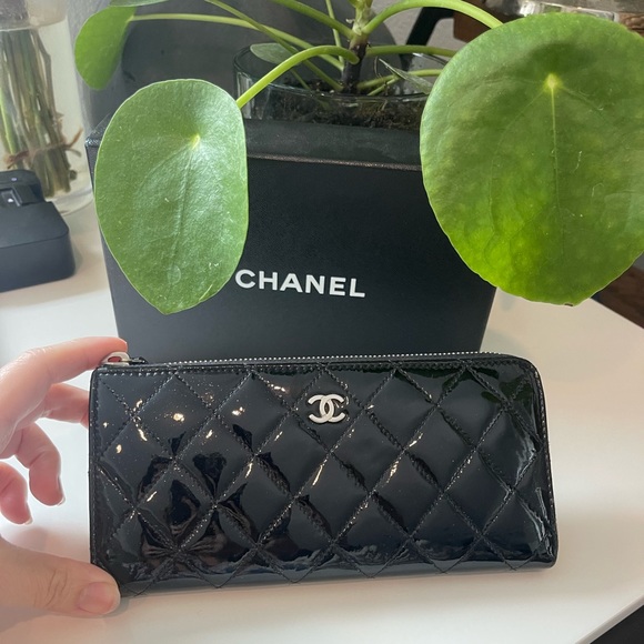 CHANEL Handbags - Chanel Timeless/Classique black patent leather wallet